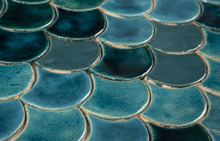 Nahaufnahme von Mosaikfliesen in Schuppenform