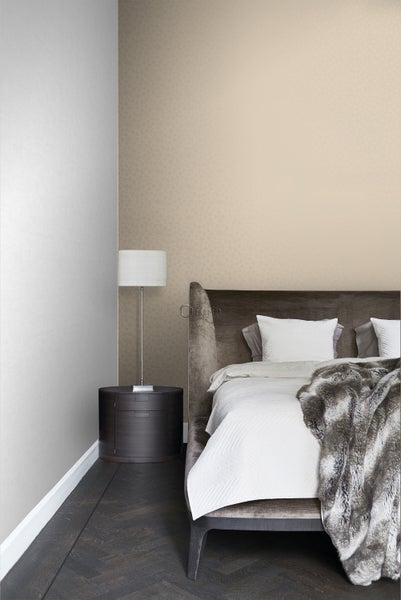 Helles Schlafzimmer mit Bett, Nachttisch und Stehlampe