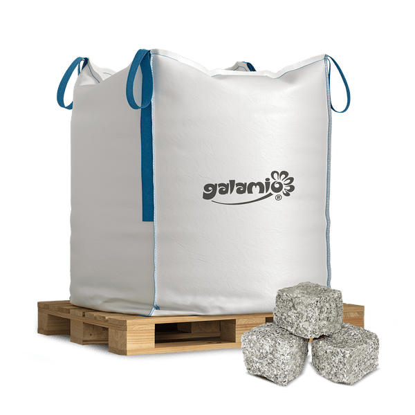 Galamio Big Bag mit Granitpflastersteinen auf einer Holzpalette. Galamio Logo.