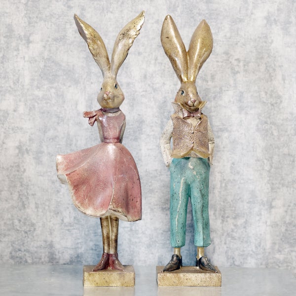 Dekorative Osterhasenfiguren, ein Hasenpaar mit Kleidung