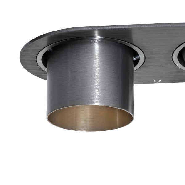 Nahaufnahme eines zylindrischen Strahlers aus gebürstetem Metall, Teil einer Deckenleuchte.