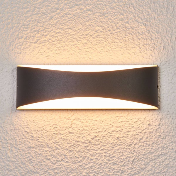 Rechteckige Außenwandleuchte mit Lichtkegeln nach oben und unten, Gehäuse aus Metall in Anthrazit.
