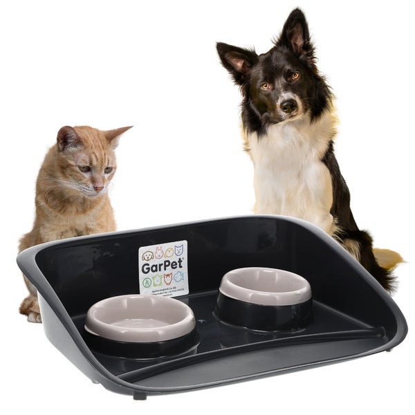 GarPet Futterstation mit zwei Näpfen und Tablett mit hohem Rand, abgebildet mit einer Katze und einem Hund.