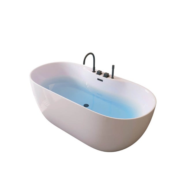 Freistehende Badewanne mit Armatur und gefülltem Becken