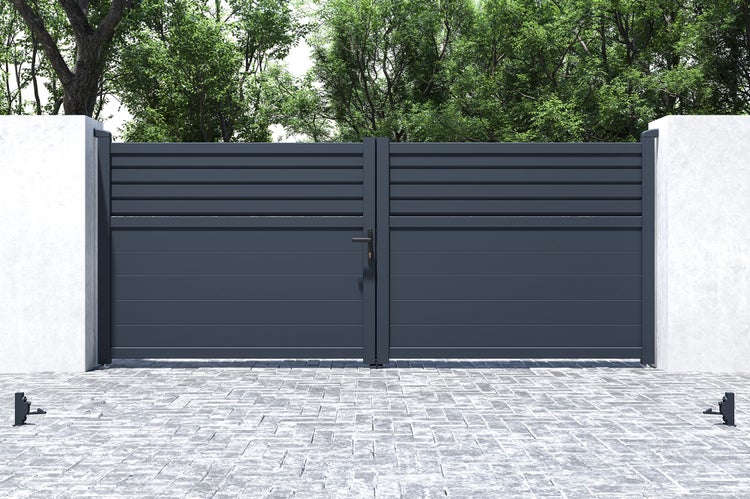 Doppelflügeltor aus Aluminium zwischen zwei Betonpfeilern