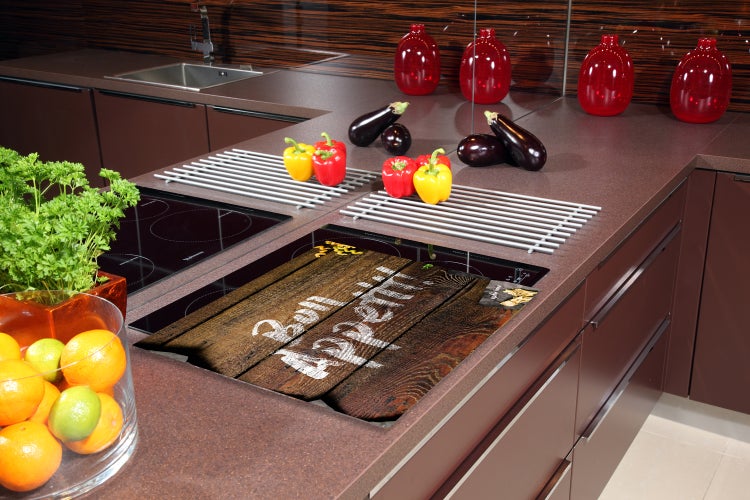 Küchenszene mit Gemüse und Abdeckplatte für Kochfeld