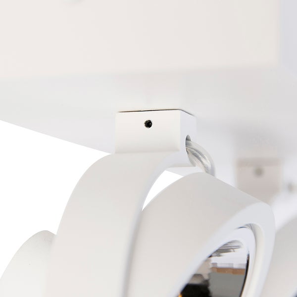 Detailaufnahme einer weißen Deckenleuchte mit Strahlern