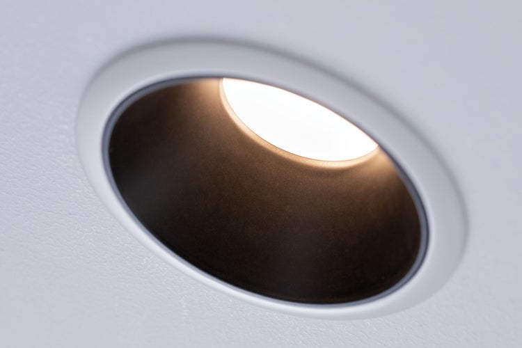 Runder LED-Einbaustrahler mit warmweißem Licht.