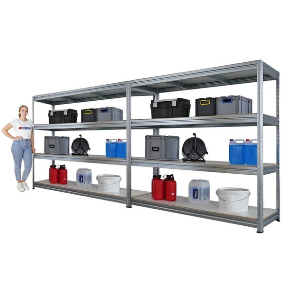 Langes Metallregal mit vier Ebenen, beladen mit Boxen und Kanistern.