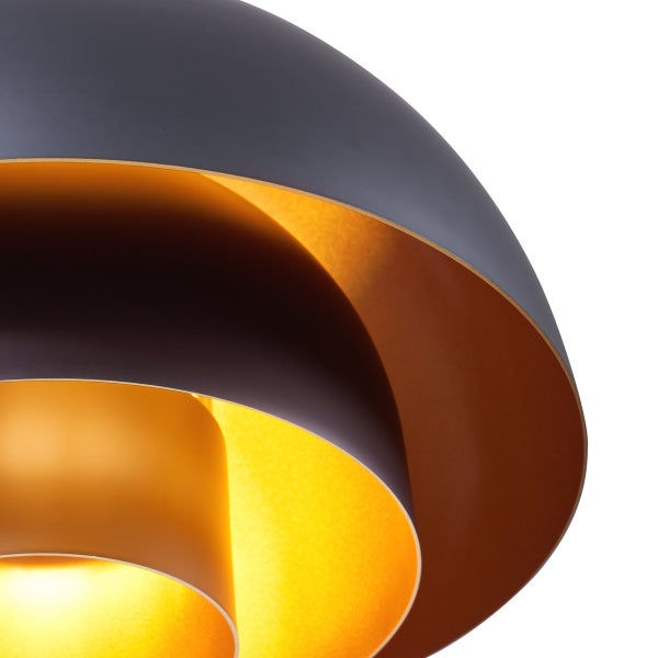 Detailaufnahme einer Deckenleuchte mit geschichtetem Lampenschirm