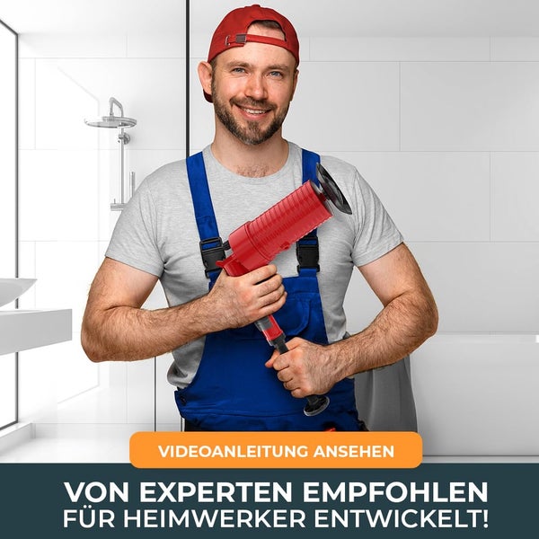 Handwerker in blauer Latzhose hält eine rote Rohrreinigungspumpe in einem hellen Badezimmer.