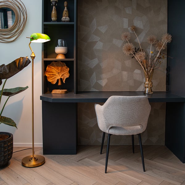 Bürobereich mit Schreibtisch, Stuhl und Stehlampe