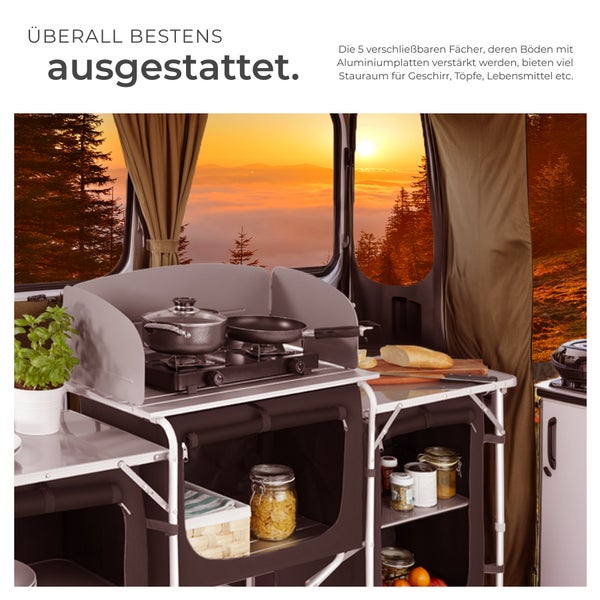 Campingküche mit Stauraum und Kochfeld vor Landschaft