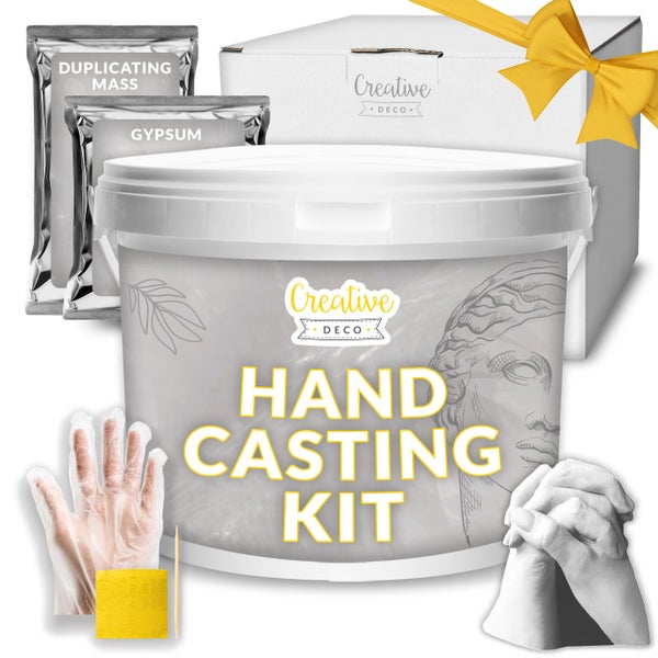 Creative Deco Handabdruck Set mit Eimer, Gips, Abformmasse, Handschuh, Schleifpapier, Geschenkbox und Beispiel eines Gipsabdrucks.
