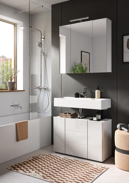 Modernes Badezimmer mit weißem Waschbeckenunterschrank, Waschtisch, Spiegelschrank, Badewanne mit Glasduschwand und verchromten Armaturen.