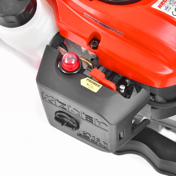 Detailaufnahme einer Heckenschere mit Primer und Luftfilter