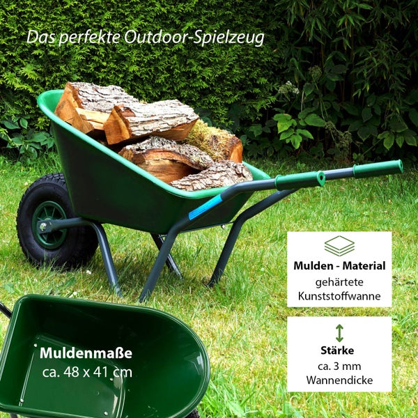Grüne Schubkarre mit Hartholzladung im Garten