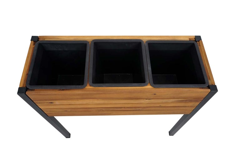 Hochbeet aus Holz mit Metallrahmen und drei schwarzen Kunststoff-Einsätzen.