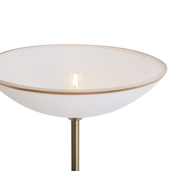 Deckenfluter aus Metall mit Glasschirm und eingesetztem Leuchtmittel für indirektes Licht.
