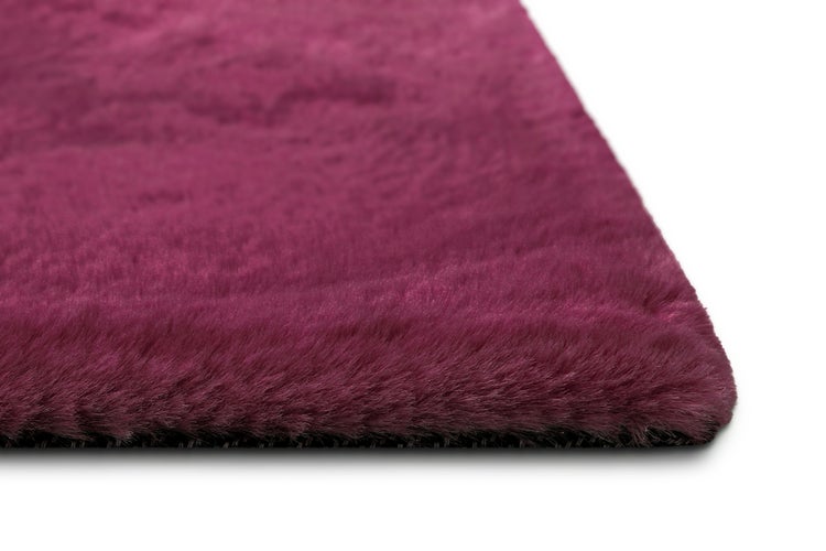 Hochfloriger Kunstfellteppich aus Kunstfaser in der Farbe Beere.
