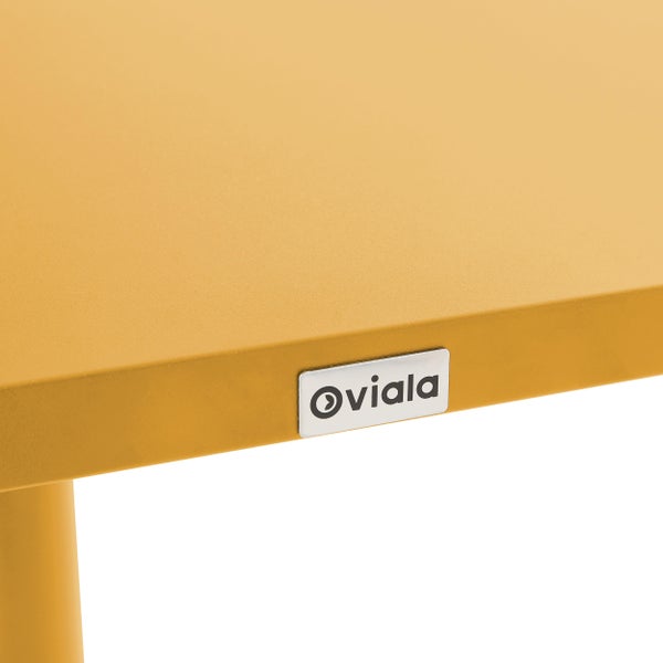 Nahaufnahme einer gelben Möbeloberfläche mit dem Oviala Logo.