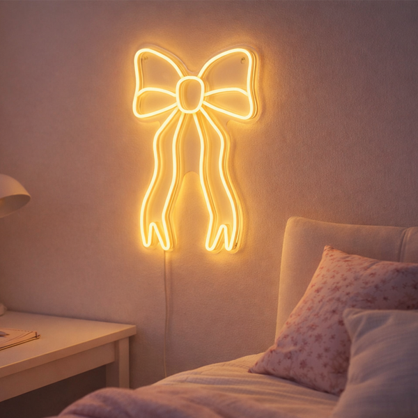 Dekorative LED Neonleuchte in Schleifenform als Wandbeleuchtung im Schlafzimmer