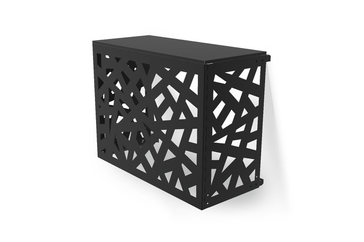 Wärmepumpenverkleidung aus schwarzem Metall mit unregelmäßigem geometrischem Muster und geschlossener Oberseite.