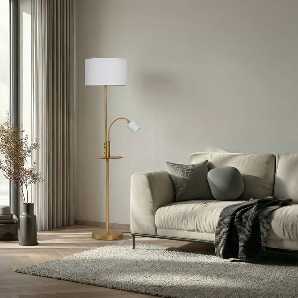 Wohnzimmer mit Stehlampe, Beistelltisch und Sofa für eine gemütliche Atmosphäre.
