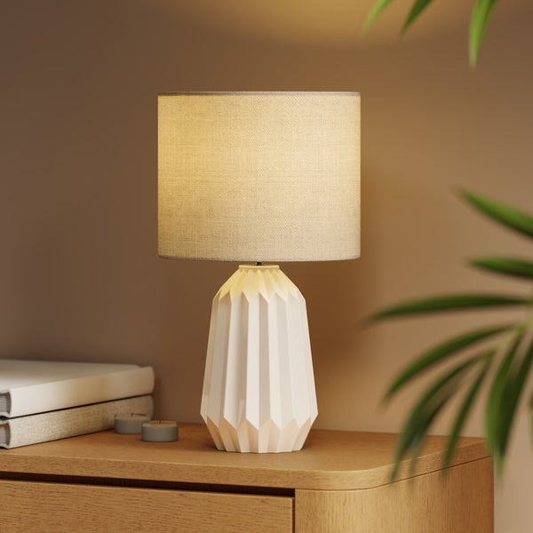 Wanddekoration mit floralem Muster und Montagezubehör