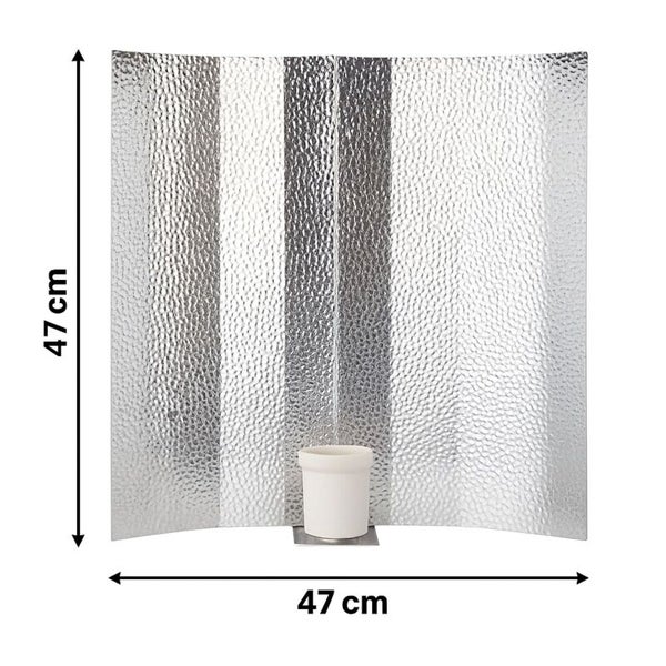 Hammerschlag-Reflektor aus Aluminium mit Keramikfassung, Abmessungen 47 mal 47 Zentimeter.