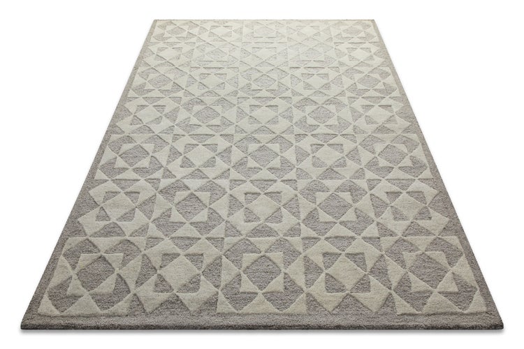 Rechteckiger Teppich in Creme und Grau mit geometrischem Muster aus Quadraten und Dreiecken, Hoch-Tief-Struktur.