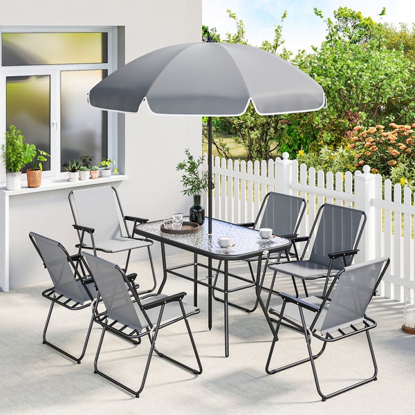 Gartenmöbel-Set bestehend aus einem Glastisch, sechs klappbaren Gartenstühlen und einem Sonnenschirm auf einer hellen Terrasse.