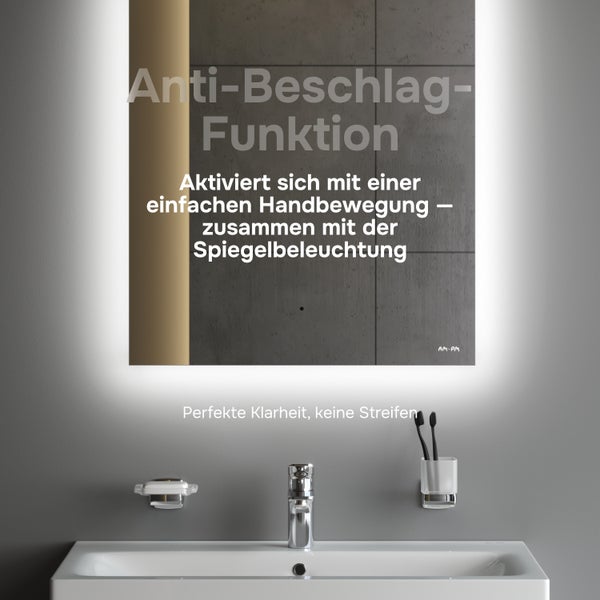 Badezimmerspiegel mit LED-Beleuchtung und Anti-Beschlag-Funktion über einem weißen Waschbecken mit verchromter Armatur und Zubehör.