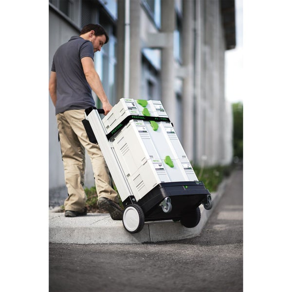 Ein Mann entlädt einen Stapel Festool Systainer Werkzeugkoffer auf einem Transportwagen aus einem Transporter.