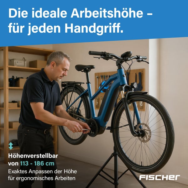 Ein Mann repariert ein Elektrofahrrad, das in einem höhenverstellbaren Montageständer von Fischer eingespannt ist.