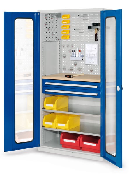 Geöffneter Werkzeugschrank mit Werkzeugen und Zubehör