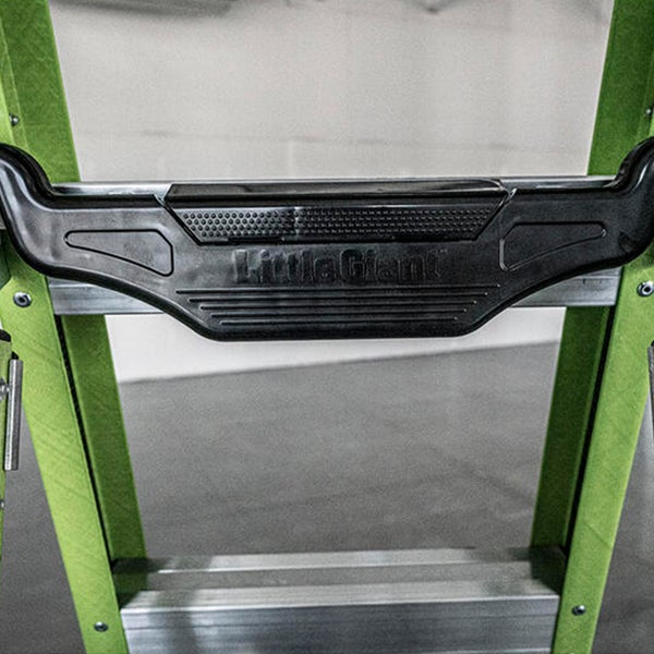 Detailansicht einer Little Giant Leiter mit Trittstufe aus Kunststoff und Metallholmen.