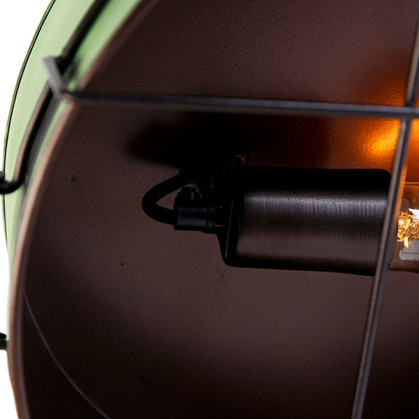 Detailansicht einer Leuchte mit Drahtkäfig und elektrischen Komponenten