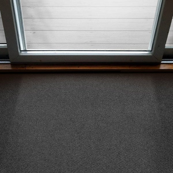 Detailansicht eines Kippfensters und einer grauen Wand