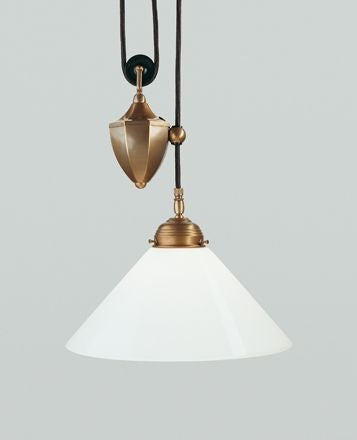 Pendelleuchte mit Gegengewicht und konischem Lampenschirm