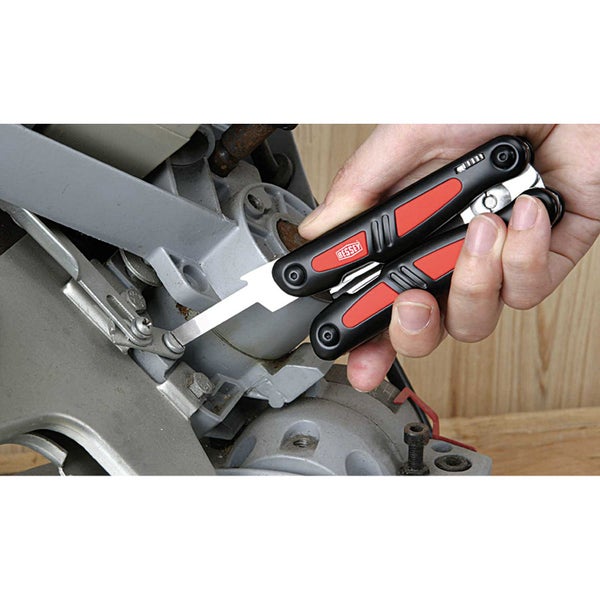 Bessey Klappwerkzeug im Einsatz an einer Säge