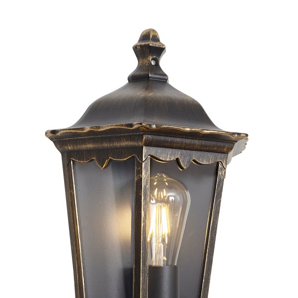 Klassische Außenleuchte in Laternenform aus dunklem Metall mit goldfarbenen Details und sichtbarem LED-Leuchtmittel.