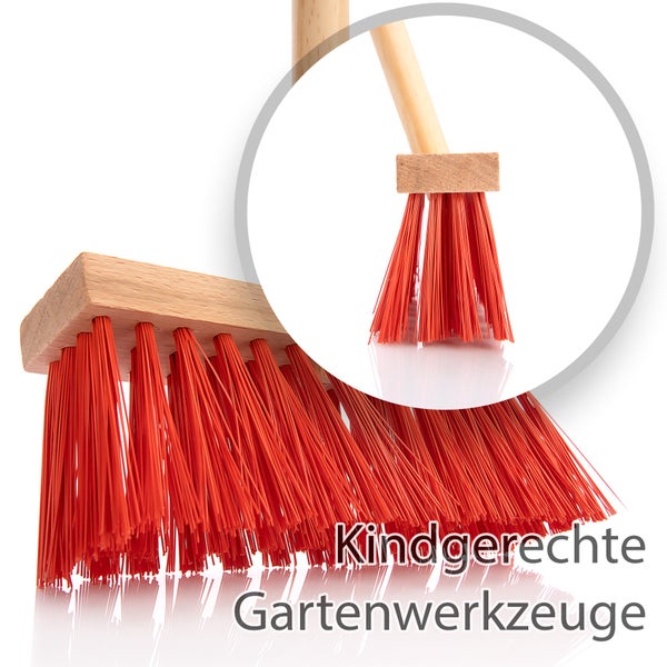 Kinderbesen mit Holzstiel und Holzkopf sowie Kunststoffborsten als kindgerechtes Gartengerät.