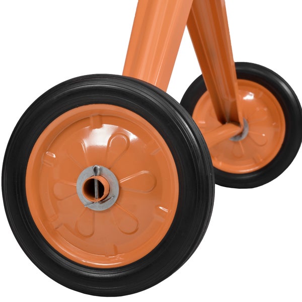 Detailansicht von zwei Gummirädern mit Metallfelgen an einem orangefarbenen Gestell, gesichert mit Splinten.