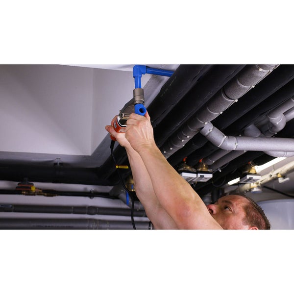 Grauer Kunstfellteppich in Tierfellform aus Polyester.