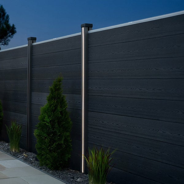 Dunkler Sichtschutzzaun mit integrierter LED-Beleuchtung im Garten.