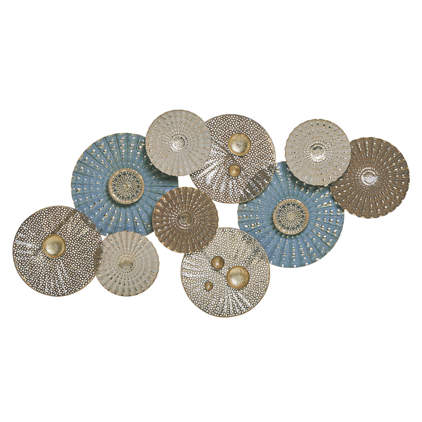 Dekorative Wandkunst aus Metall mit kreisförmigen Verzierungen.