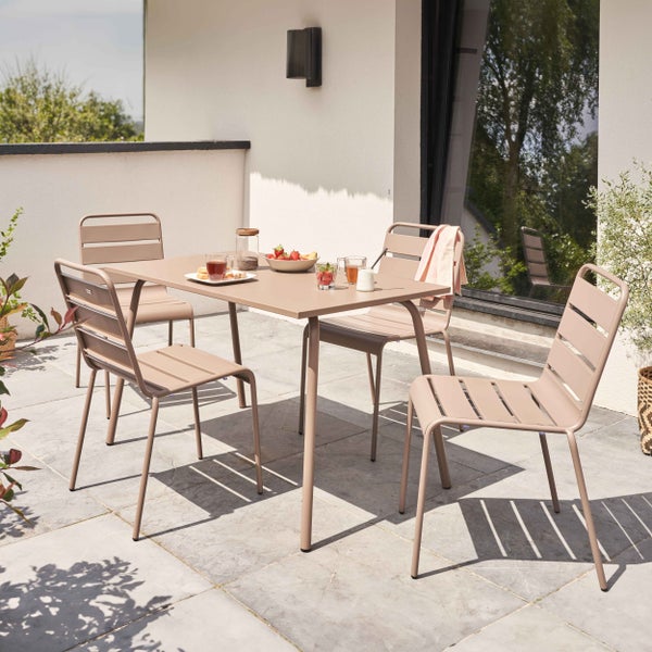 Modernes Gartenmöbel Set mit einem rechteckigen Metalltisch und vier passenden Stühlen mit Lattendesign auf einer organisierten Terrasse.