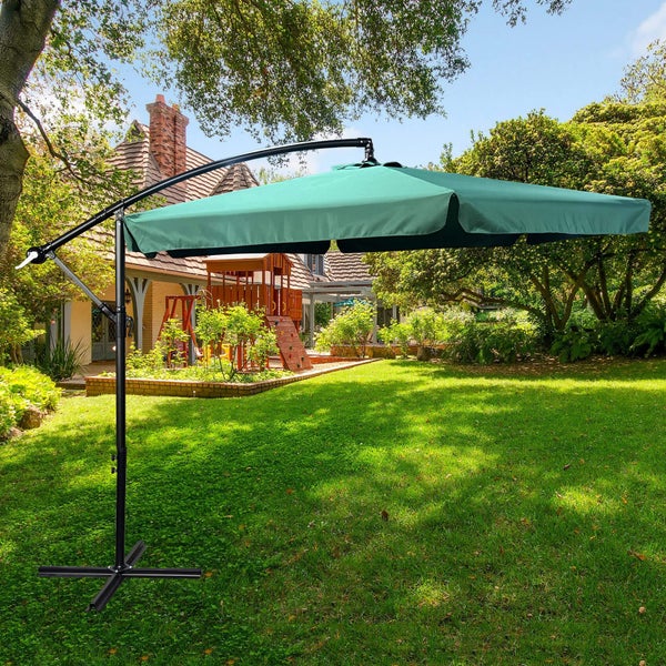 Freistehender, grüner Gartenschirm mit schwarzem Ständer auf Rasenfläche.