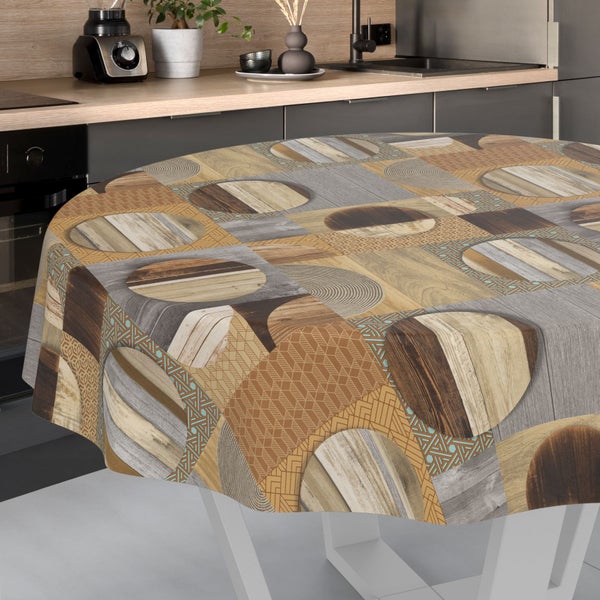 Rundes Tischtuch mit geometrischem Holzdekor-Muster auf einem Tisch in einer modernen Küche.